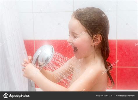 nu douche|Jeune Femme Sous La Douche Vidéos HD libres de droit